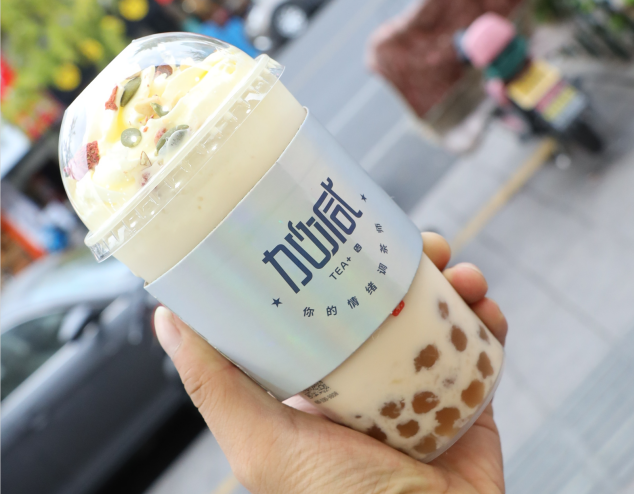 尊龙凯时茶饮：选择奶茶加盟品牌可以考虑从三个方面入手